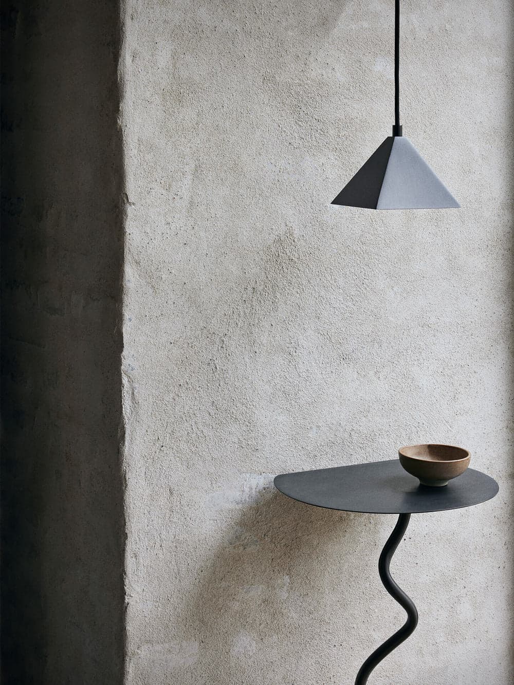 Ferm Living Curvature Wall Table - Black Brass — фото 3