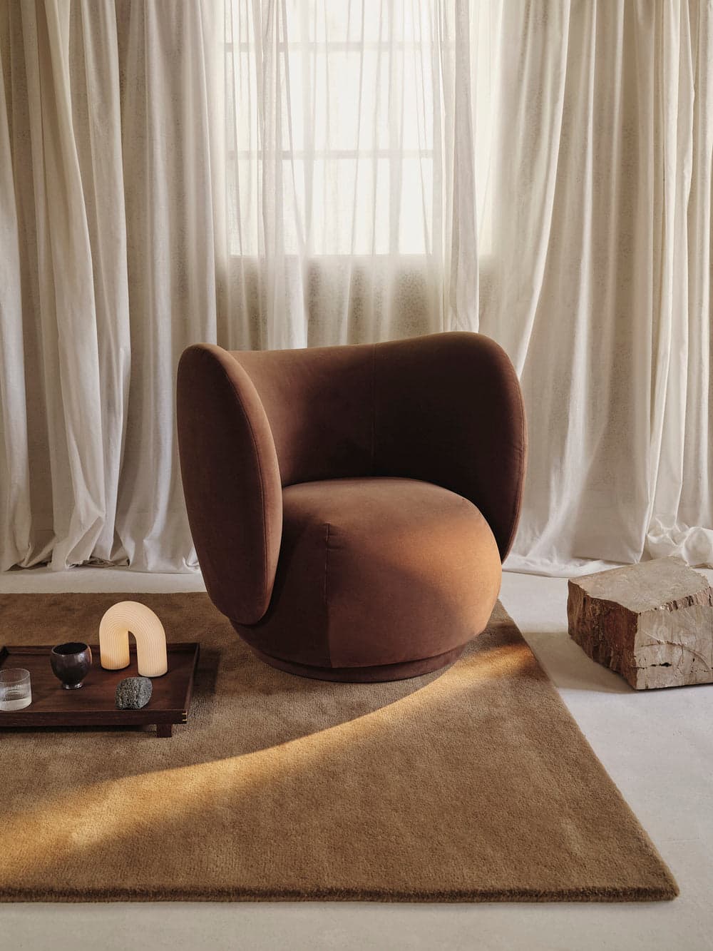 Ferm Living Rico Lounge Chair - Swivel - Rich Velvet - Soft Brown — фото 4