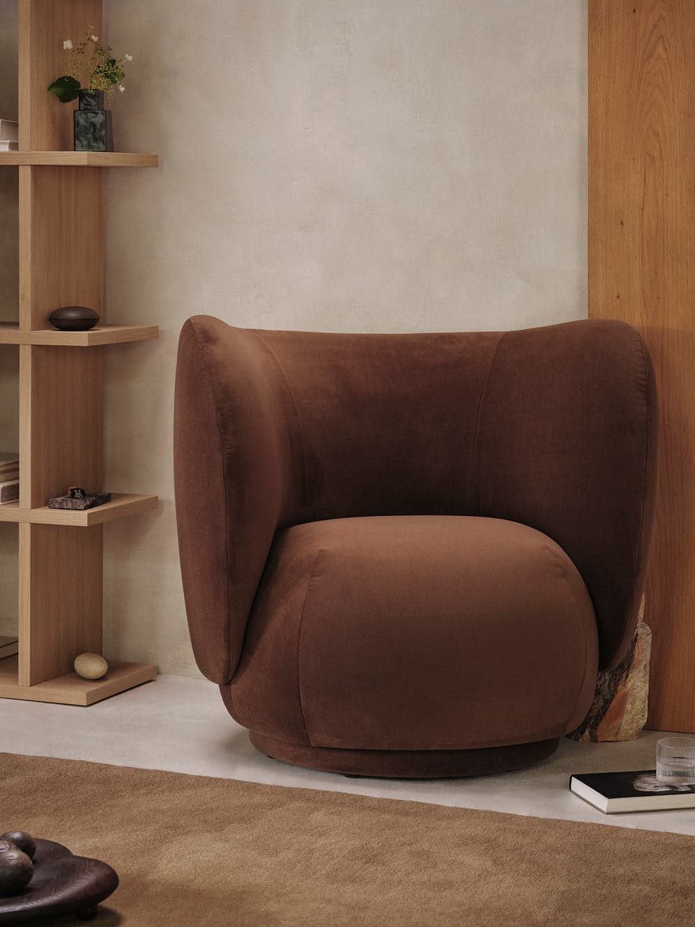 Ferm Living Rico Lounge Chair - Swivel - Rich Velvet - Soft Brown — фото 5