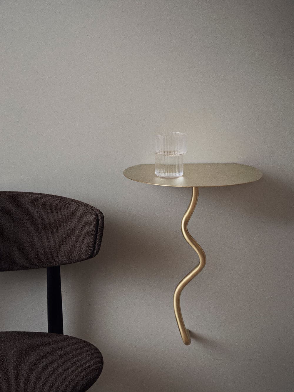 Ferm Living Curvature Wall Table - Brass — фото 3