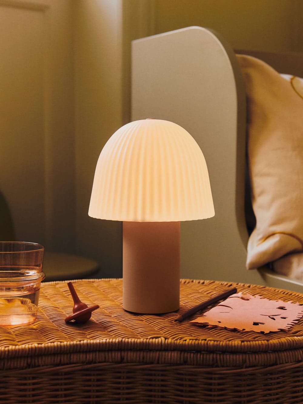 Ferm Living Frill Portable Lamp - Rose/White — фото 3