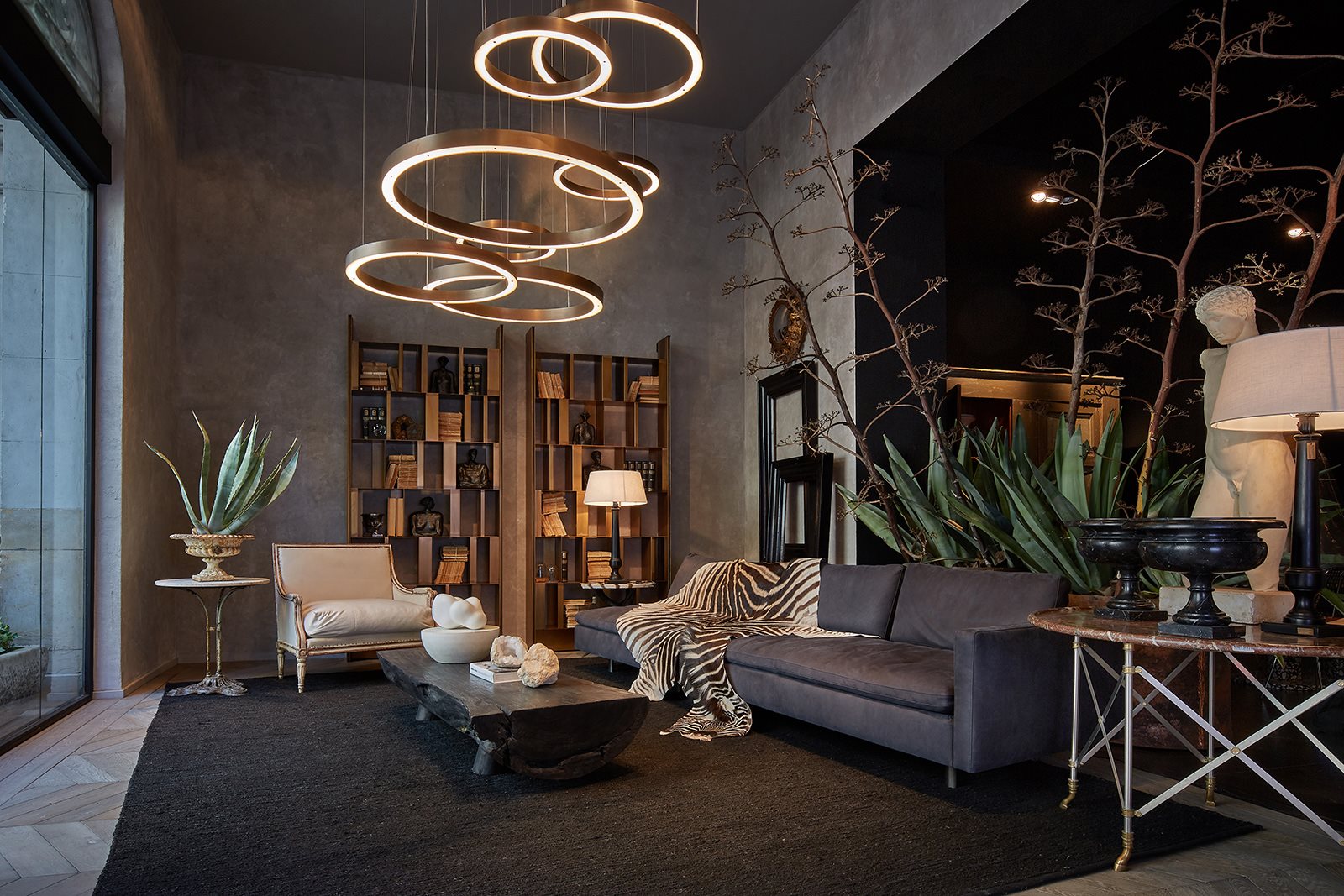 Стильный светильник в интерьере 2021. Современные люстры 2022. Современный интерьер квартиры. Модные люстры тренд 2023. Освещение 2021 тренды интерьера.