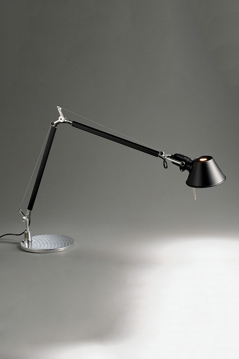 Настольный светильник Artemide Tolomeo, дизайн Микеле Де Лукки и Джанкарло Фассина