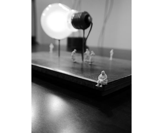 Настольный светильник Ingo Maurer I Ricchi Poveri - Monument for a Bulb, фото 5